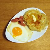 ホットケーキと目玉焼きとウィンナーの朝食